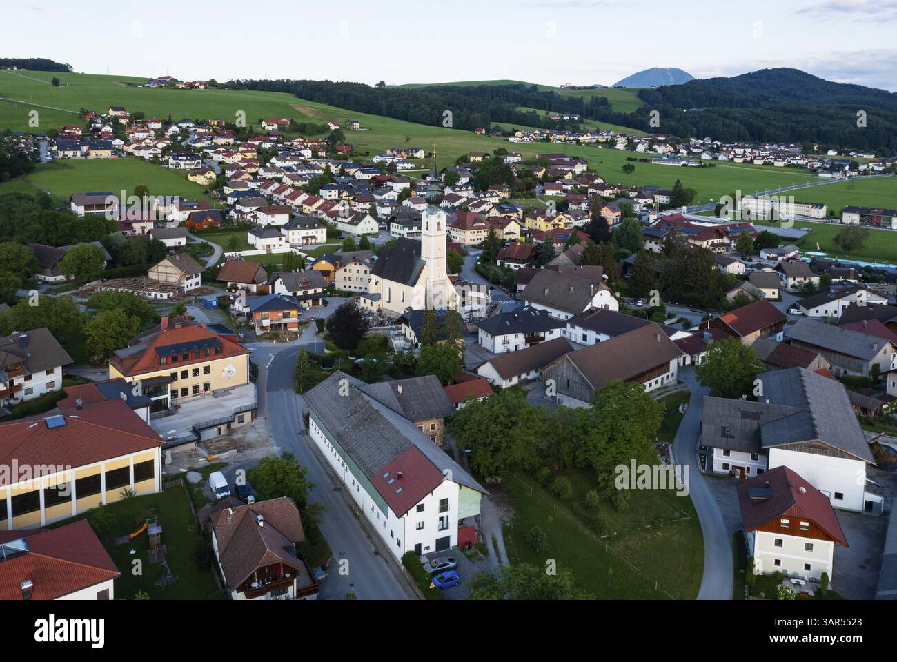 Drone shot, vista del villaggio con chiesa parrocchiale, Rangersdorf, Moelltal, Carinzia, Austria, Europa Foto Stock