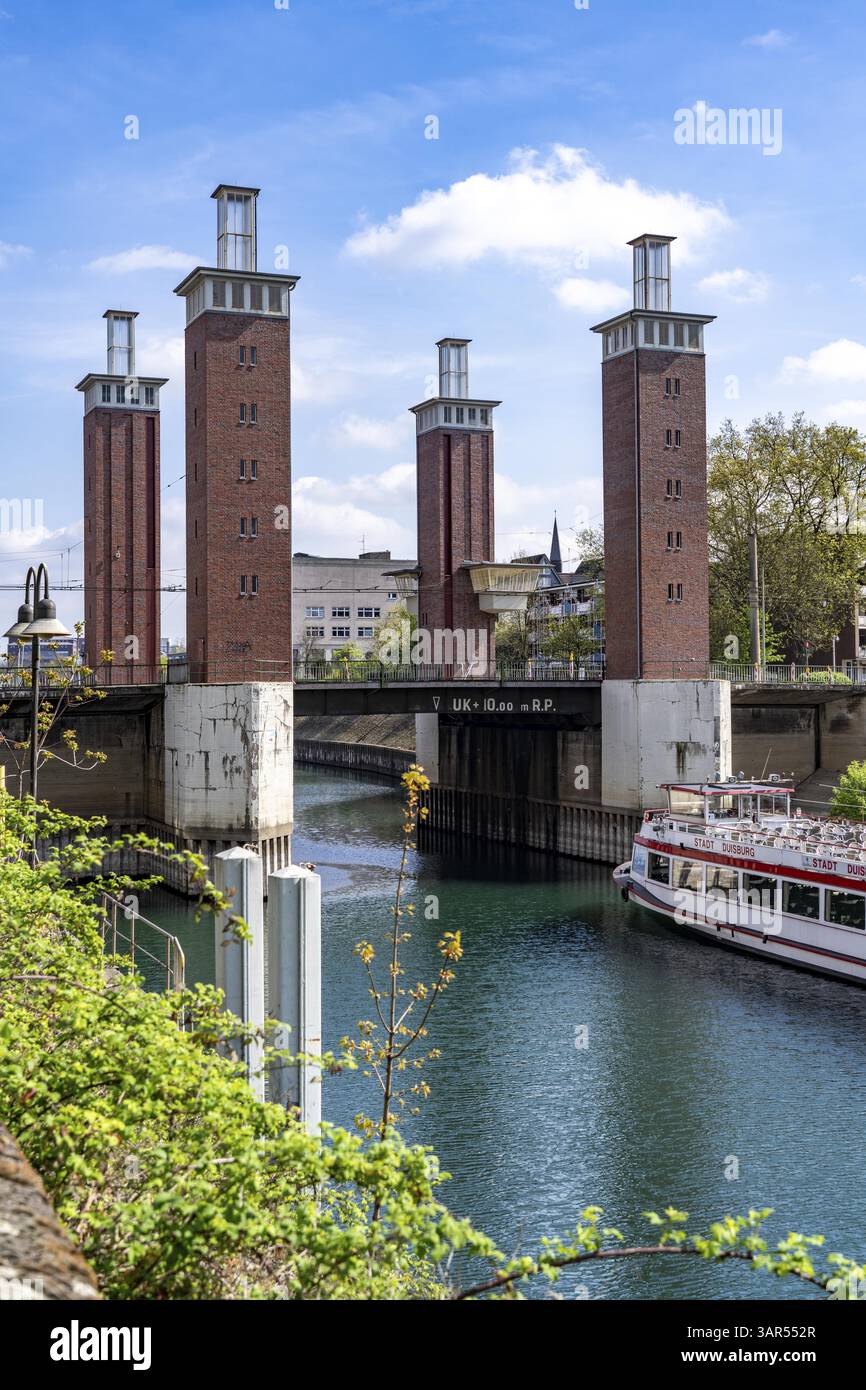 Il ponte Schwanentor nel porto interno di Duisburg, uno dei 3 ponti sollevabili, può essere sollevato fino a 10 metri, recentemente rinnovato, collega la città c Foto Stock