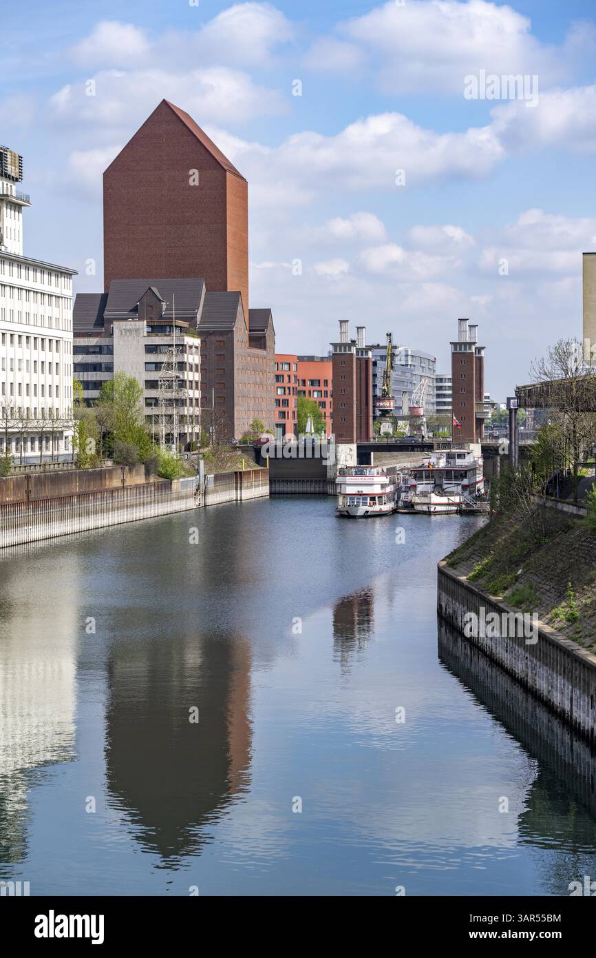 Il ponte Schwanentor, situato nel porto interno di Duisburg, è uno dei 3 ponti sollevabili, può essere sollevato fino a 10 metri, recentemente ristrutturato, collega la città con Foto Stock