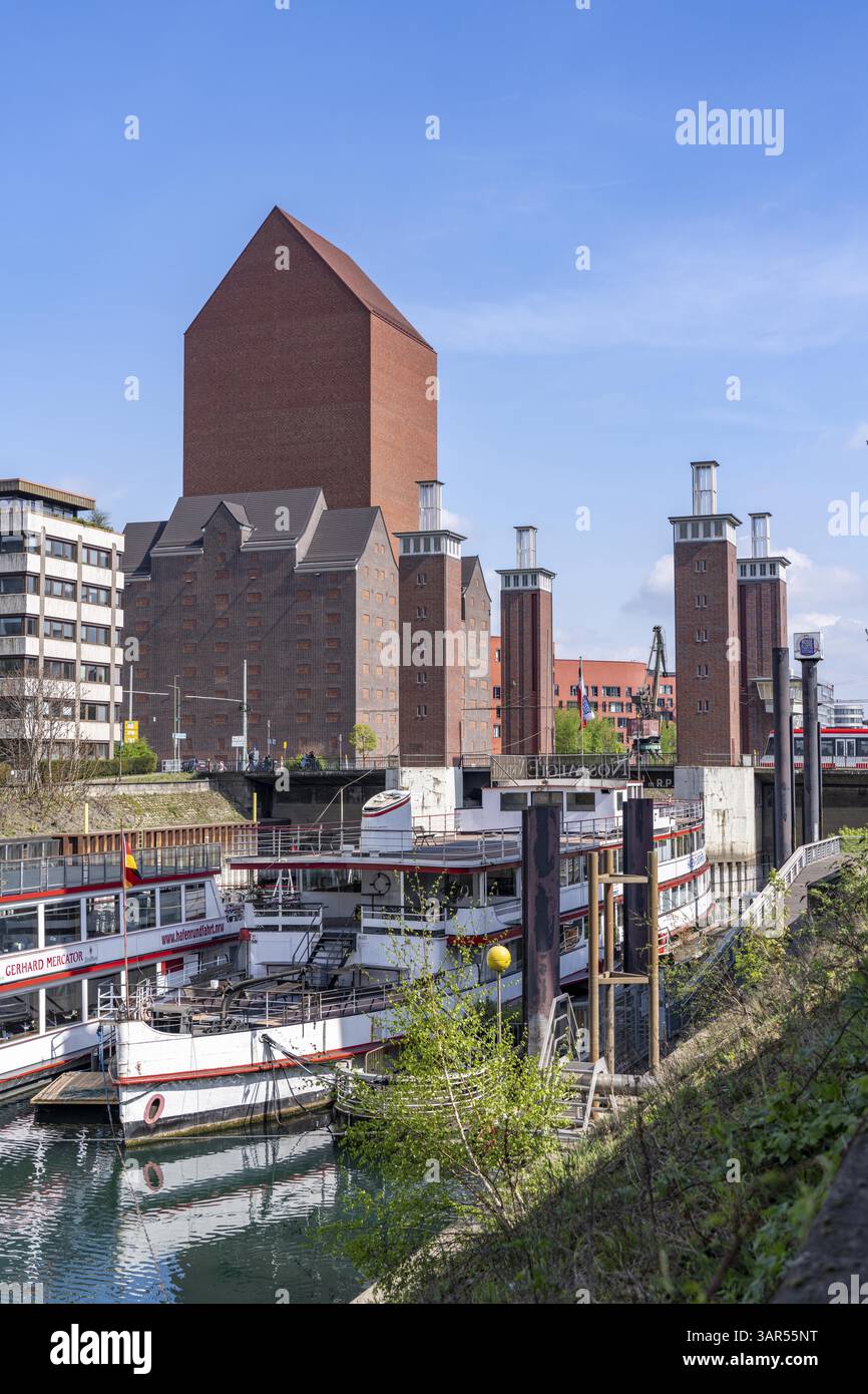 Il ponte Schwanentor nel porto interno di Duisburg, uno dei 3 ponti sollevabili, può essere sollevato fino a 10 metri, recentemente ristrutturato, collega il centro della città Foto Stock