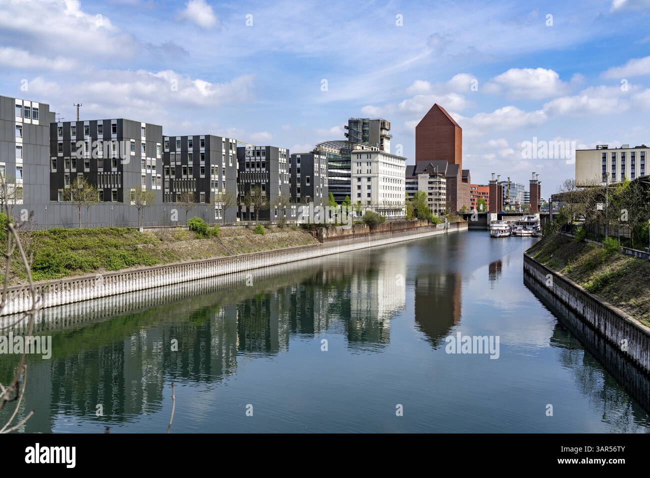 Il Ponte Schwanentor, situato nel porto interno di Duisburg, è uno dei 3 ponti sollevabili, può essere sollevato fino a 10 metri, appena ristrutturato, collega la città Foto Stock