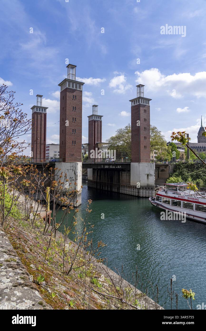 Il ponte Schwanentor nel porto interno di Duisburg, uno dei 3 ponti sollevabili, può essere sollevato fino a 10 metri, recentemente rinnovato, collega la città c Foto Stock