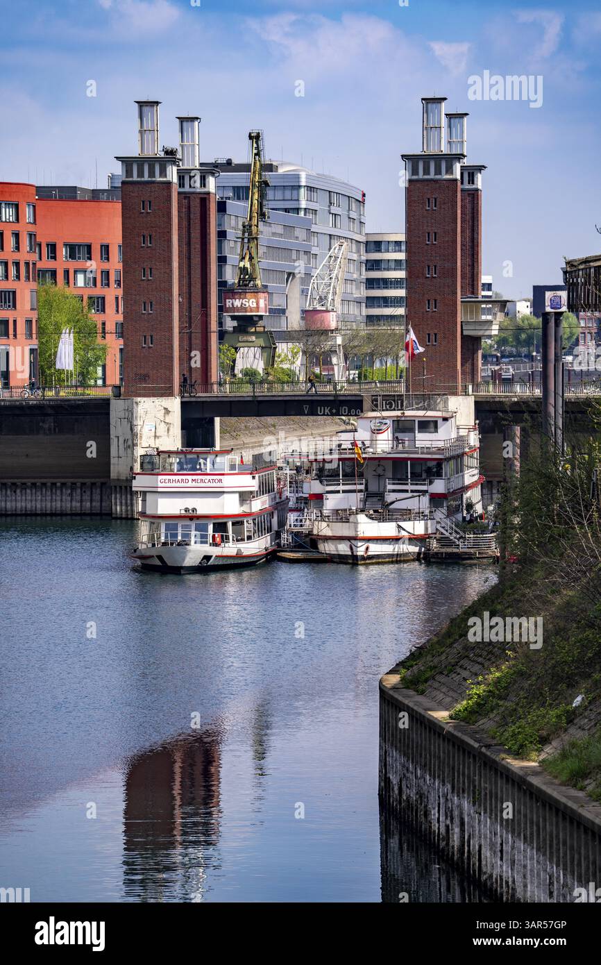 Il ponte Schwanentor nel porto interno di Duisburg, uno dei 3 ponti sollevabili, può essere sollevato fino a 10 metri, recentemente rinnovato, collega la città c Foto Stock