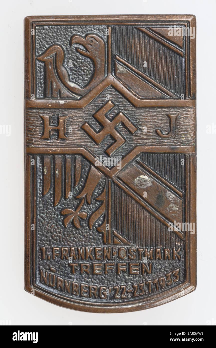 Un secondo distintivo della Gioventù Hitleriana dal primo incontro Franken-Ostmark a Norimberga, Germania nazista, luglio 1933, raccolto da Winfred Kenner durante il suo servizio nella seconda guerra mondiale. Questo distintivo fu assegnato ai partecipanti al raduno. Foto Stock