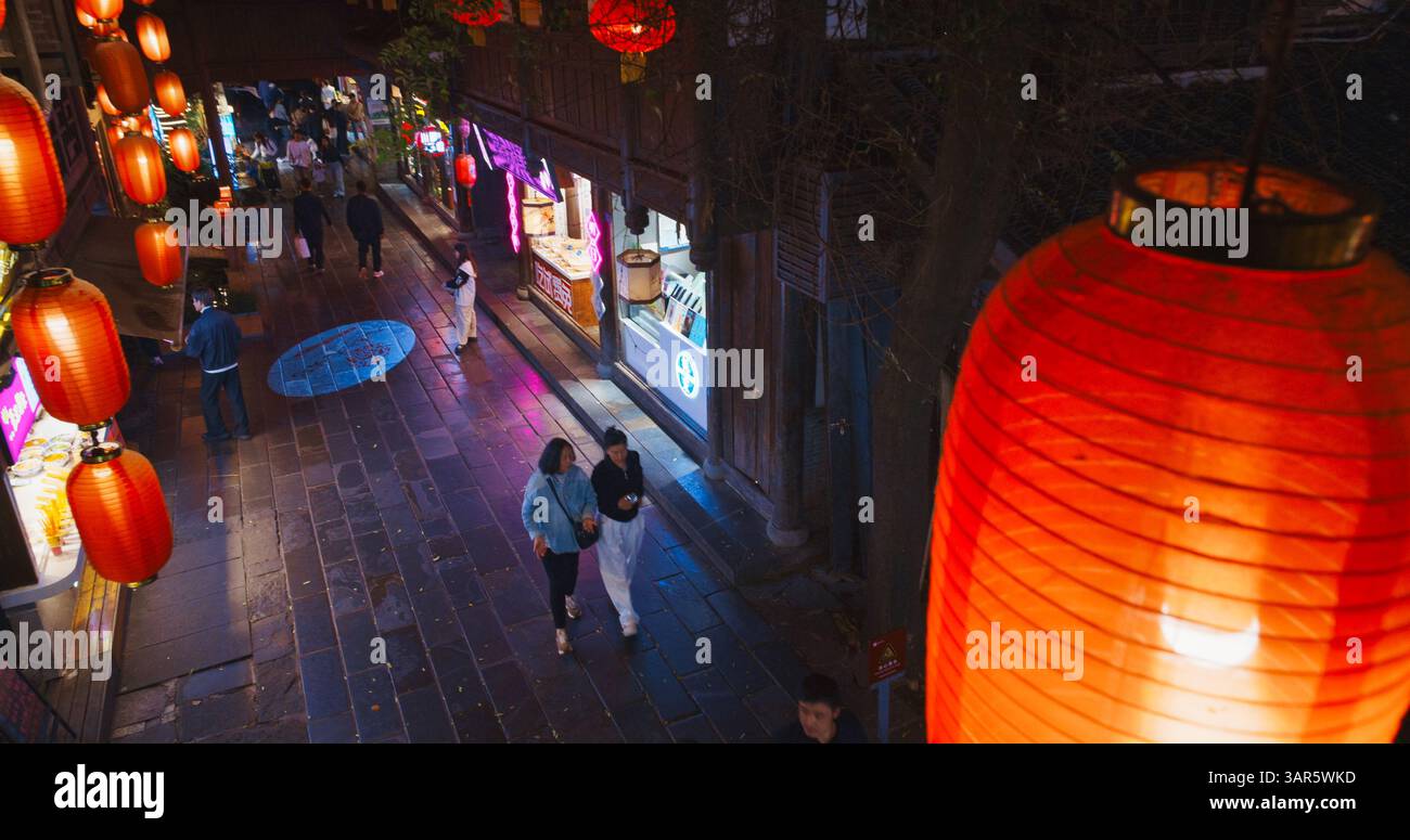 Chengdu, Sichuan, Cina. Lanterne rosse tradizionali cinesi. I turisti passeggiano lungo Jing li Street a Slow-mo. Negozi di Small Street con souvenir e. Foto Stock