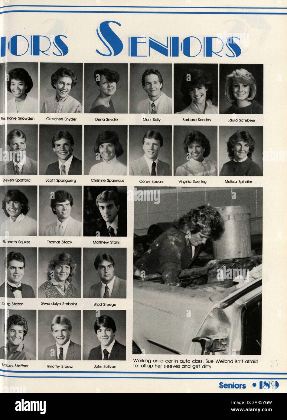 Questo annuario Jefferson High del 1985 offre una panoramica completa dell'anno scolastico, con sezioni dedicate alle attività degli studenti, ai contributi degli insegnanti, all'atletica leggera e agli eventi speciali dal 1984 al 1985. Funge sia da record sociale che da istantanea storica dell'anno. Foto Stock