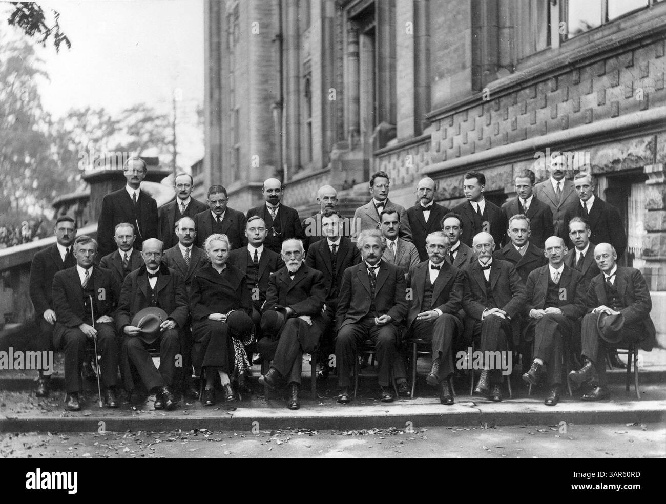 Conferenza Solvay del 1927 sulla meccanica quantistica. Institut International de Physique Solvay, Bruxelles, Belgio. Indietro di fronte, da sinistra a destra: Auguste Piccard, Émile Henriot, Paul Ehrenfest, Édouard Herzen, Théophile de Donder, Erwin Schrödinger, Jules-Émile Verschaffelt, Wolfgang Pauli, Werner Heisenberg, Ralph Howard Fowler, Léon Brillouin, Peter Debye, Martin Knudsen, William Lawrence Bragg, Hendrik Anthony Kramers, Paul Dirac, Arthur Compton, Louis de Broglie, Max Born, Niels Bohr, Irving Langmuir, Max Planck, Marie Curie, Hendrik Lorentz, Albert Einstein, Paul Langevin, Charles Eugène Guye, Cha Foto Stock