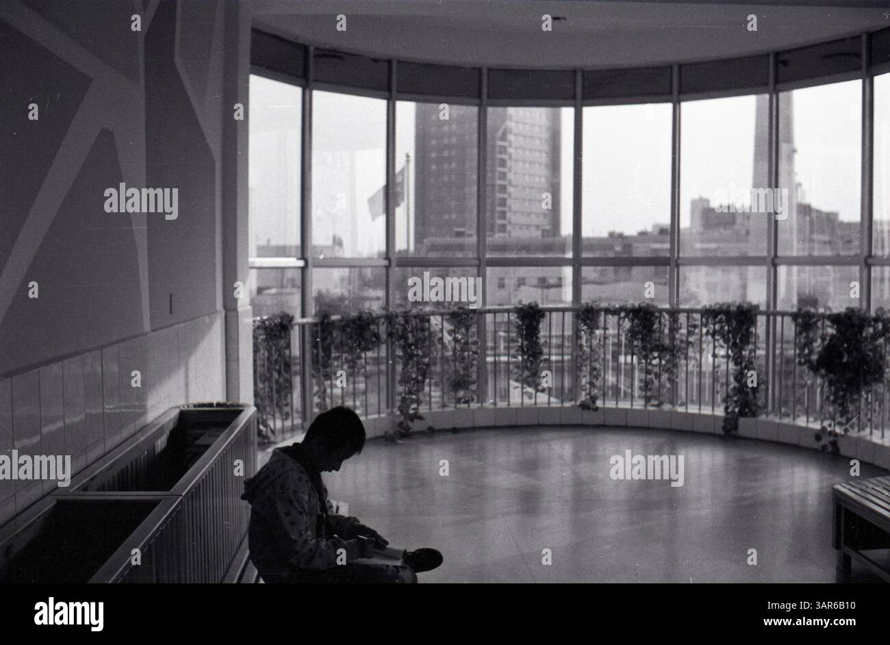 Studente seduto da solo nella hall della scuola - Victory Oilfield Elementary nei primi anni '2000 in Cina, Dongying, Shandong, Cina Foto Stock