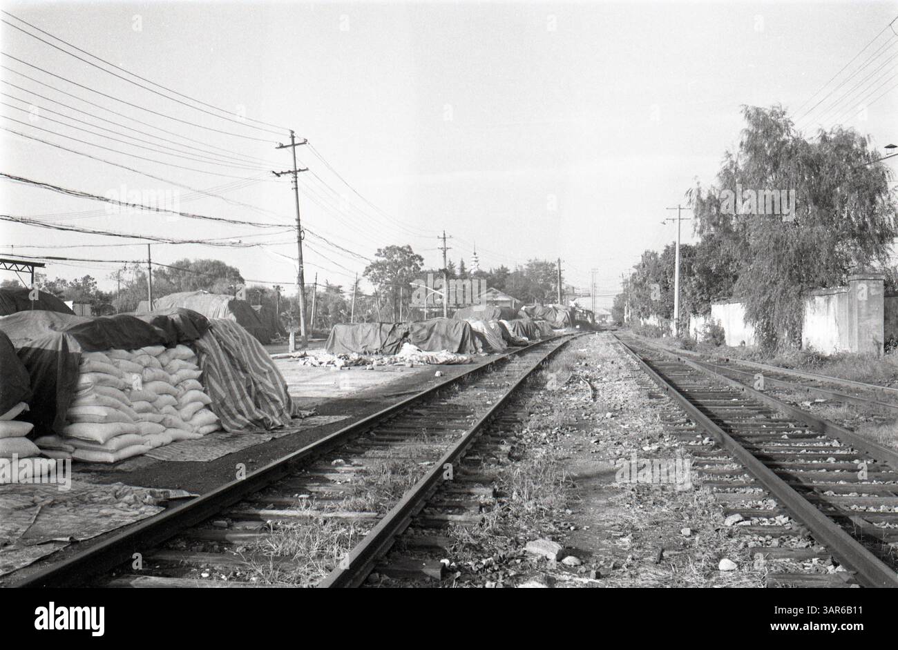 Trasporto merci coperto lungo i binari ferroviari in Cina - scena del trasporto industriale all'inizio degli anni '2000 Foto Stock