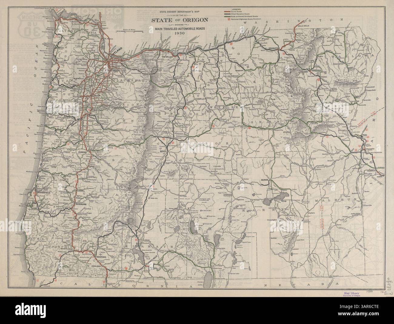 Questa mappa dell'Oregon State Highway Department evidenzia le principali strade automobilistiche dello stato, con rilievi mostrati da hachures e altezze spot e mappe aggiuntive sul retro. Foto Stock