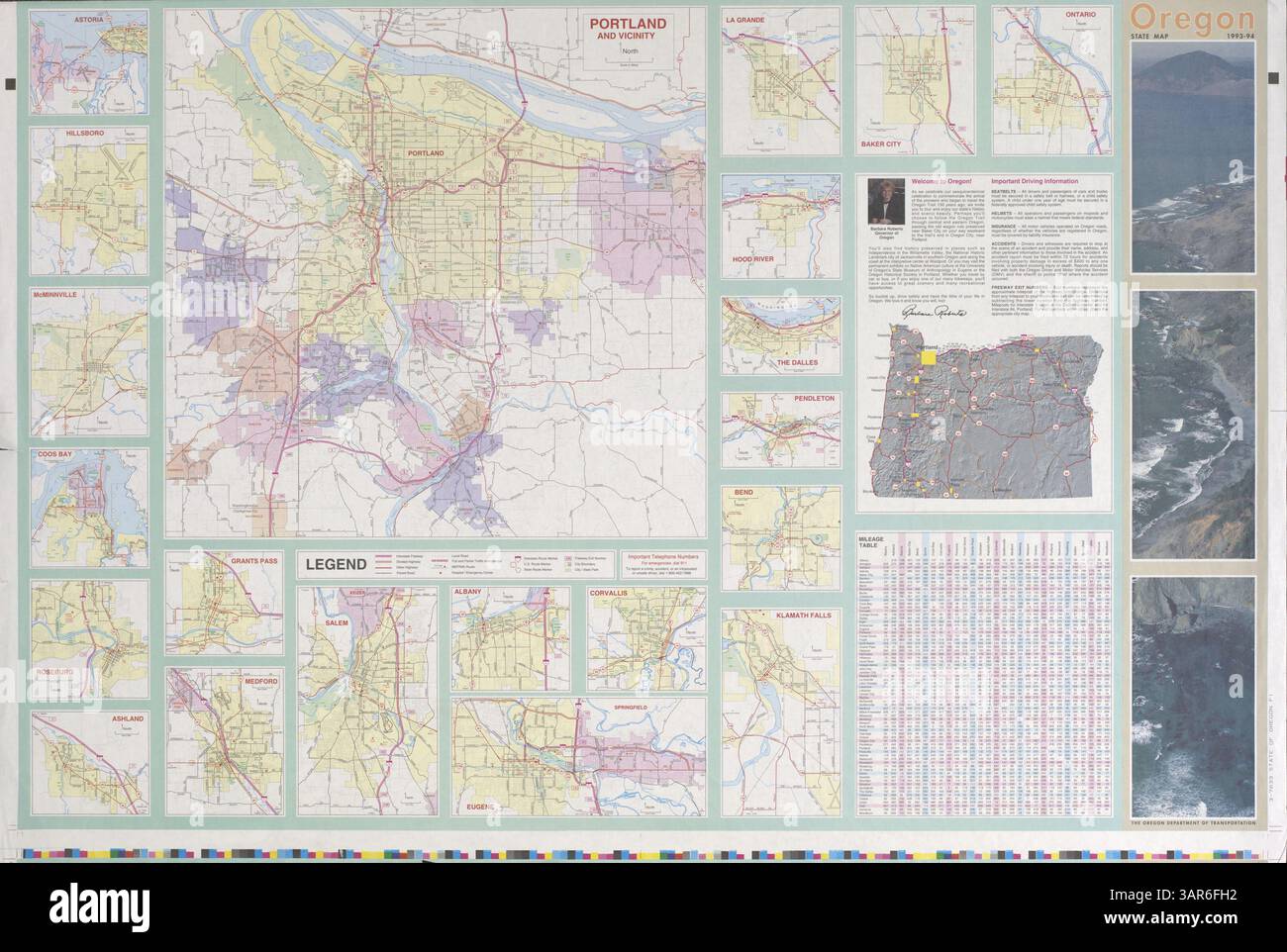 Il retro di questa mappa dello stato dell'Oregon include informazioni dettagliate sui viaggi con dati cartografici aggiuntivi, che forniscono informazioni chiave sulla geografia e sulle reti stradali dello stato. Foto Stock