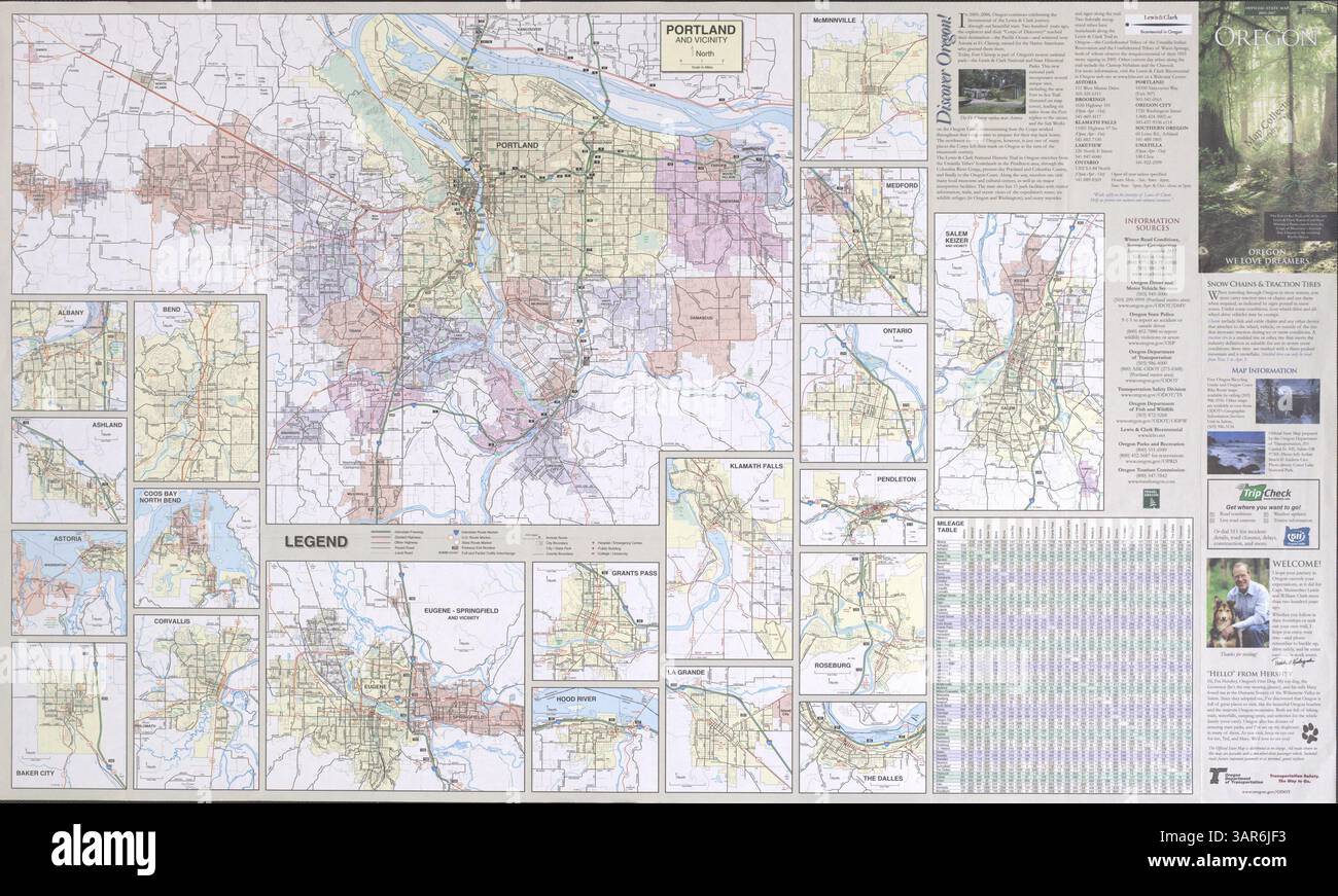 Il retro della mappa ufficiale dello stato dell'Oregon include testo, tabelle di chilometraggio e altre mappe per l'assistenza nel viaggio e nella navigazione attraverso le strade e le regioni dello stato. Foto Stock
