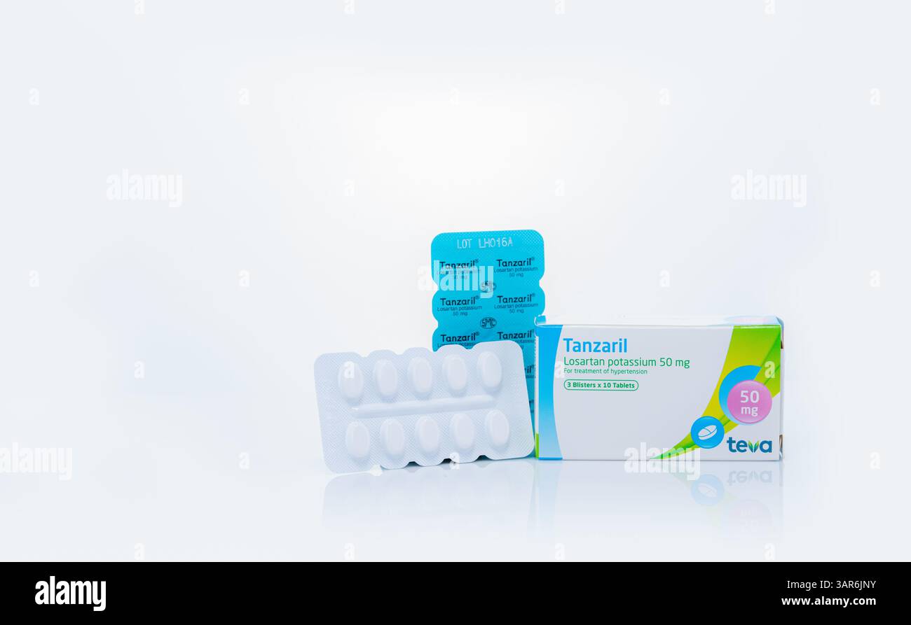 CHONBURI, THAILANDIA - 23 SETTEMBRE 2022: Compresse di losartan per il trattamento dell'ipertensione. Tanzaril farmaco di prescrizione farmaceutica per sangue alto Foto Stock