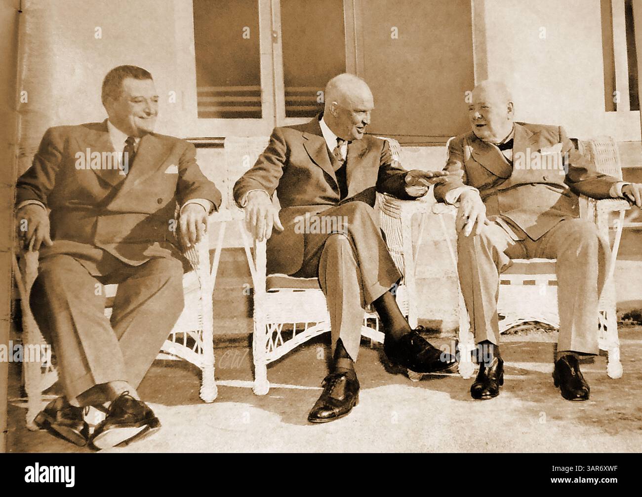 Joseph Laniel (francese P.remier) -Dwight D Eisenhower (presidente degli Stati Uniti) & Winston Churchill (primo ministro del Regno Unito ) che partecipano ad una conferenza al Mid Ocean Club, Bermuda 1950 -- Joseph Laniel (Premier ministre francesi) - Dwight D Eisenhower (président américain) et Winston Churchill (Premier ministre britannique) assistente à une conférence au Mid Ocean Club, Bermudes, années 1950. -- Foto Stock
