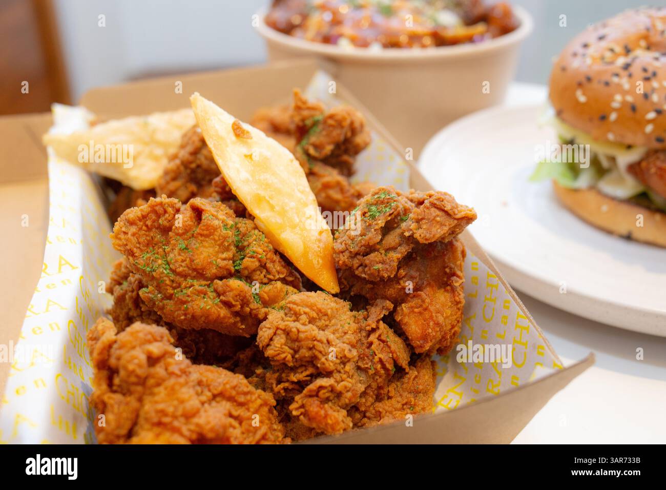 Primo piano di pezzi di pollo disossati fritti in profondità con gnocchi di spaghetti di vetro fritti in profondità. Foto Stock