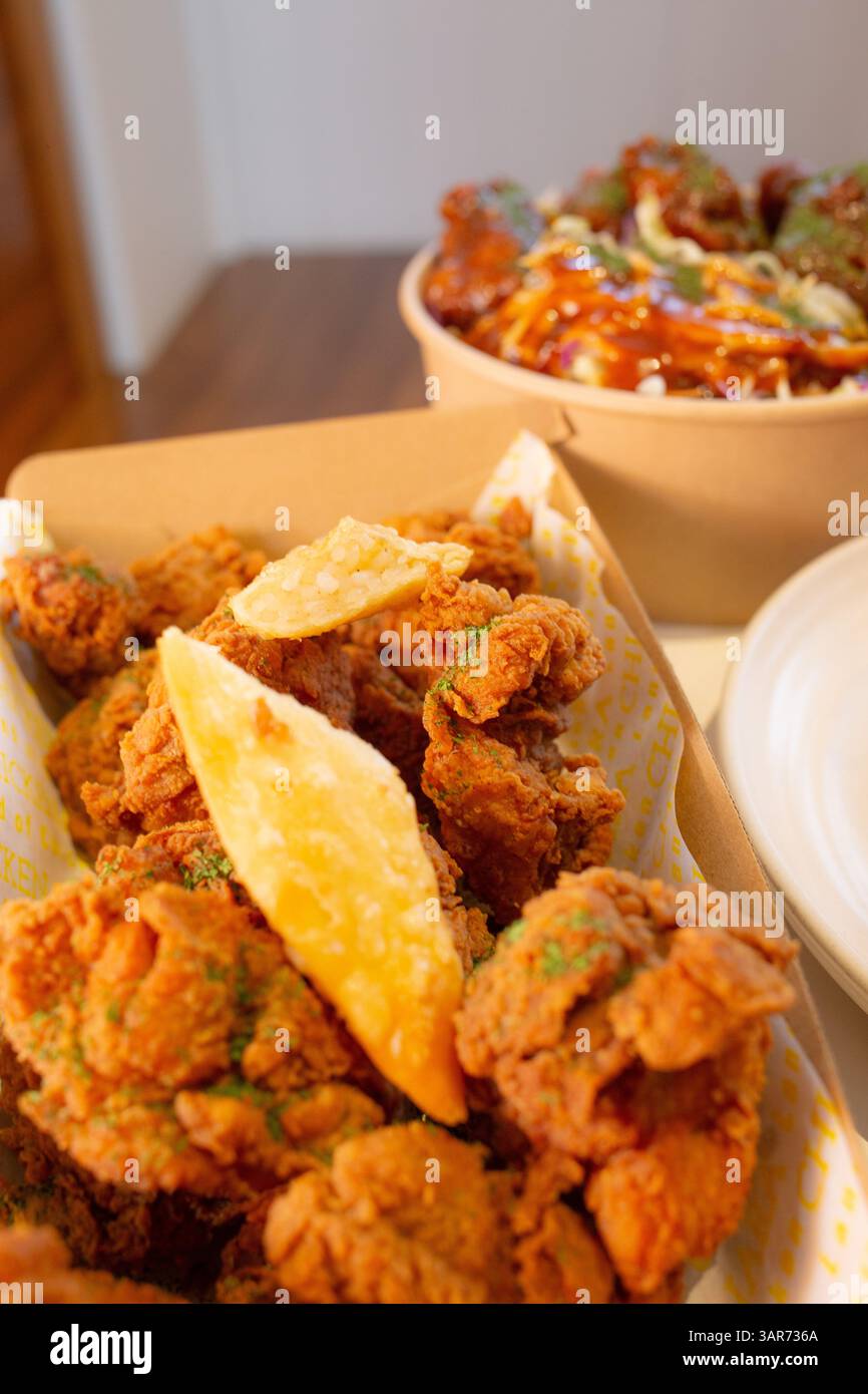 Primo piano di pezzi di pollo disossati fritti in profondità con gnocchi di spaghetti di vetro fritti in profondità. Foto Stock