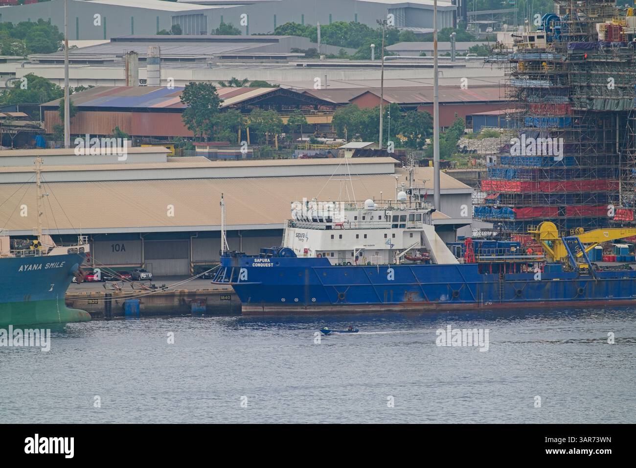 Guarda Pasir Gudang dall'altra parte del mare. Foto Stock
