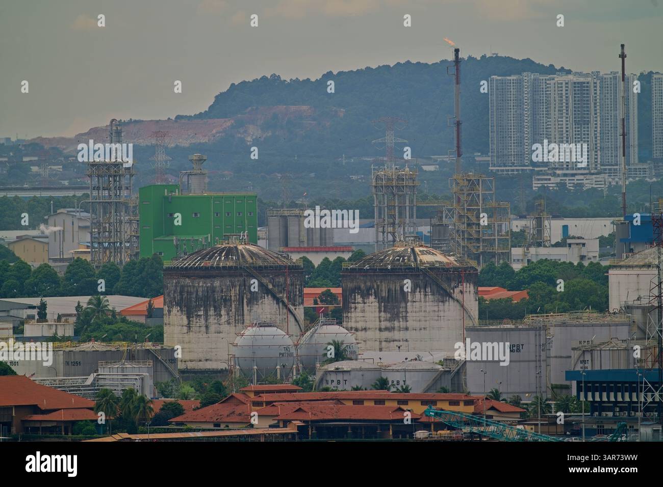 Guarda Pasir Gudang dall'altra parte del mare. Foto Stock