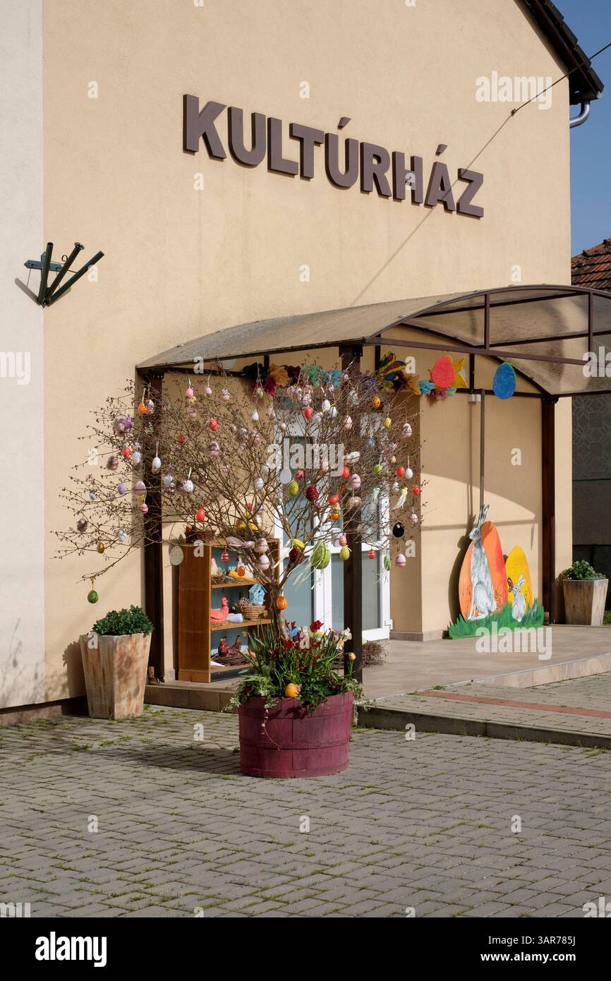decorazioni pasquali decorato albero con uova al di fuori della casa di cultura rurale del villaggio promuovendo le prossime vacanze lentikapolna contea di zala ungheria Foto Stock