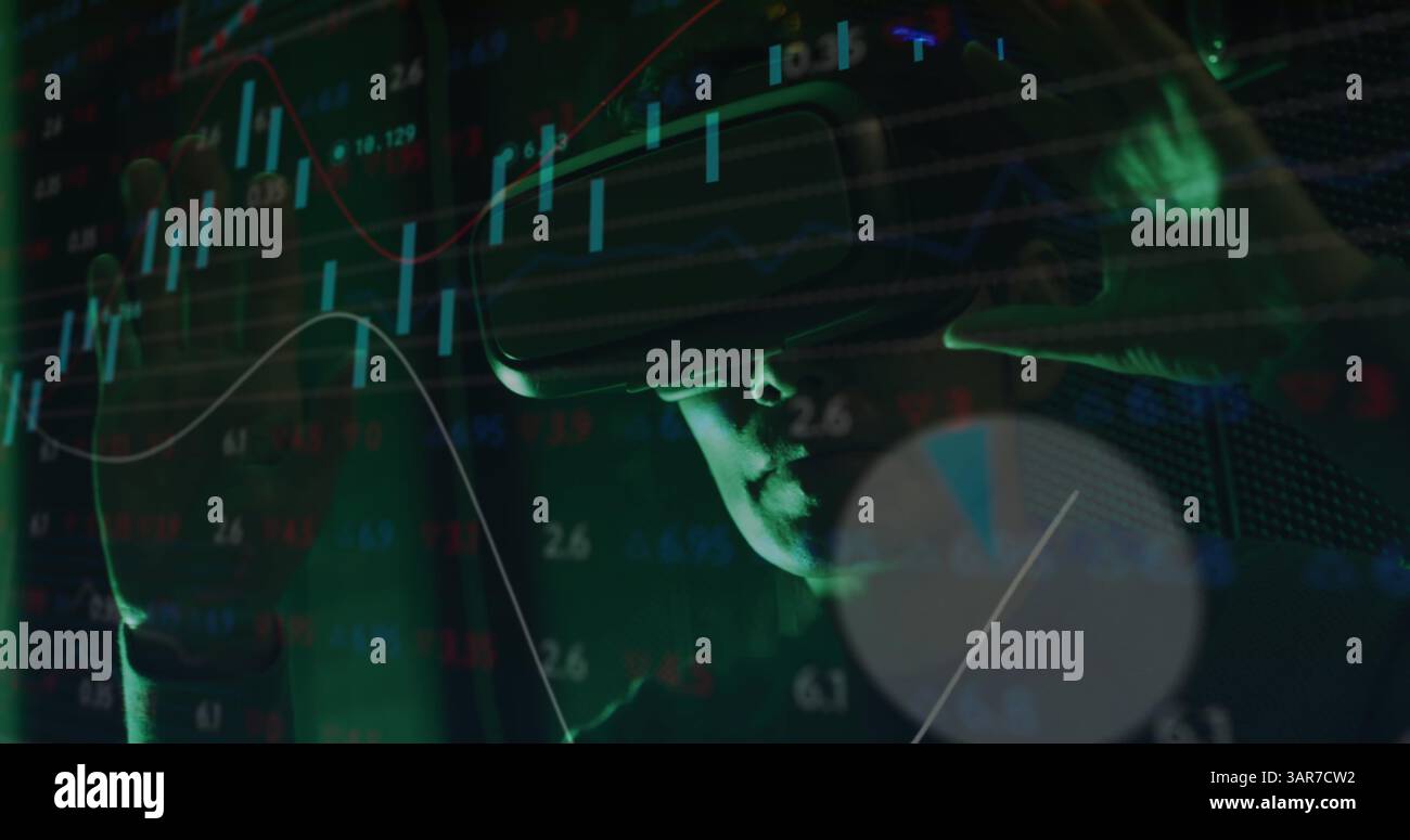 Immagine dei dati su un ingegnere IT asiatico con visore vr per server Foto Stock