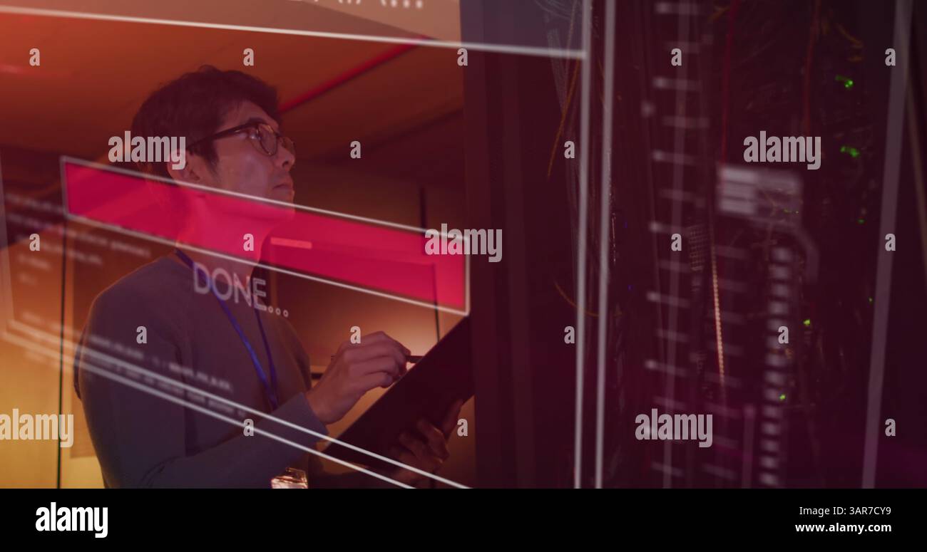 Immagine dei dati su un ingegnere informatico asiatico con appunti per server Foto Stock