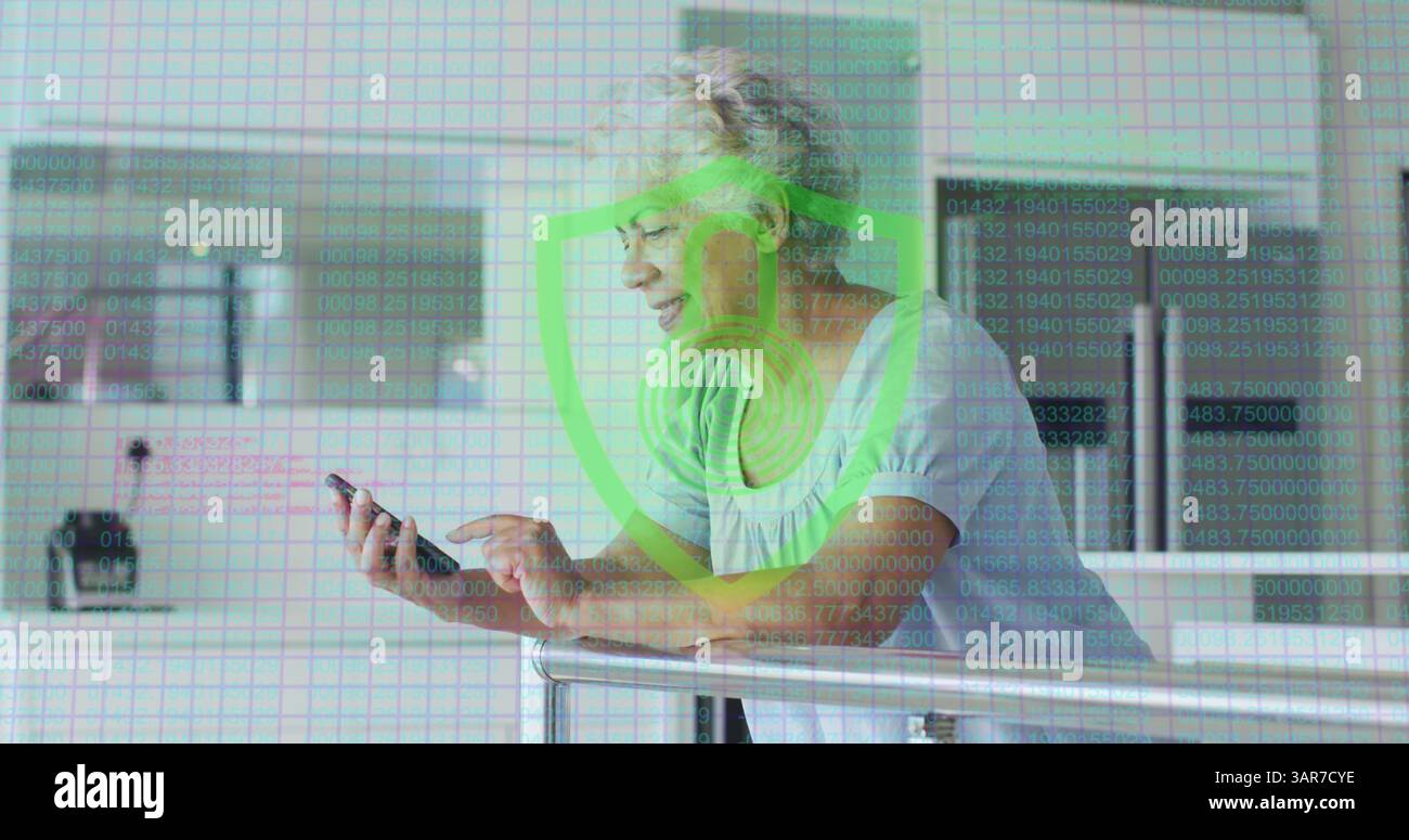 Immagine del lucchetto biometrico con impronte digitali su una donna anziana che utilizza lo smartphone Foto Stock