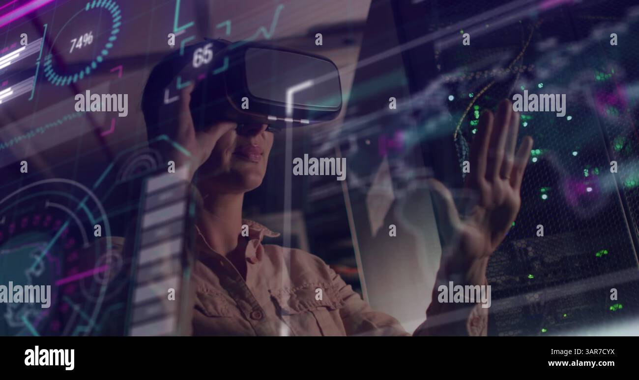 Immagine dei dati di una donna caucasica ingegnere IT con visore vr per server di computer Foto Stock