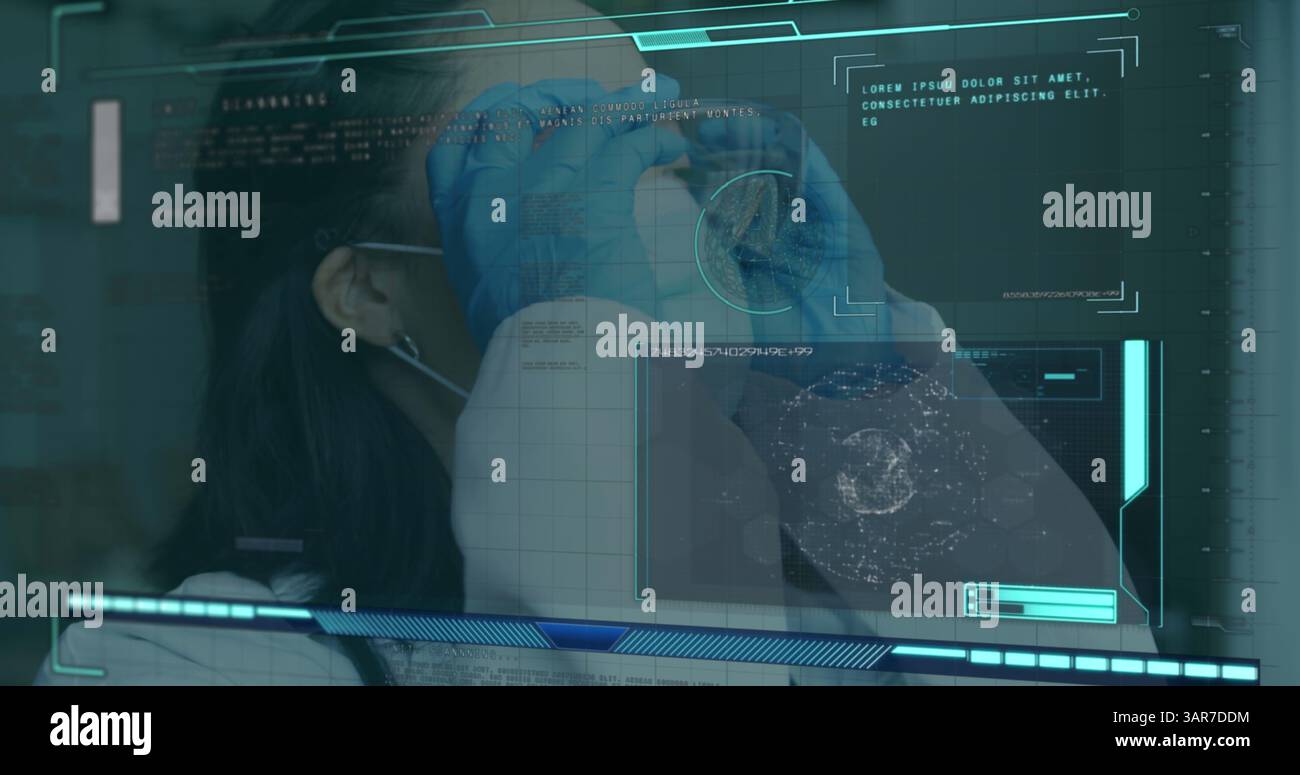 Immagine di elaborazione dati su medico asiatico che indossa occhiali di sicurezza e maschera facciale Foto Stock