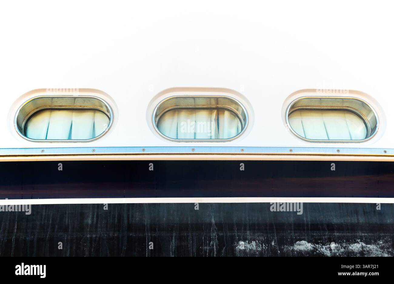 Scafo di un lussuoso yacht bianco motorizzato con oblò, vista dal basso. Foto Stock