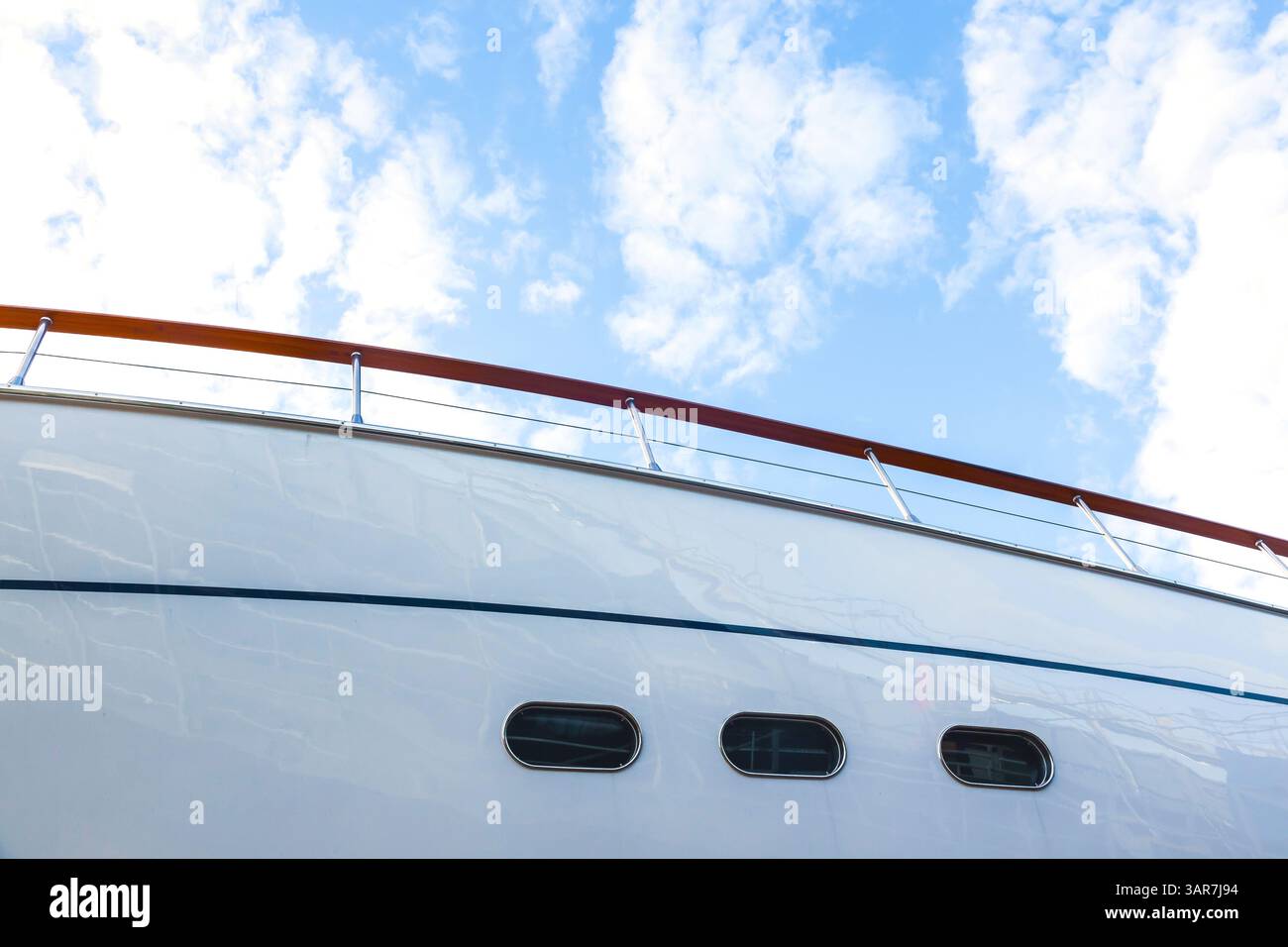 Scafo di un lussuoso yacht bianco motorizzato con oblò, vista dal basso. Foto Stock