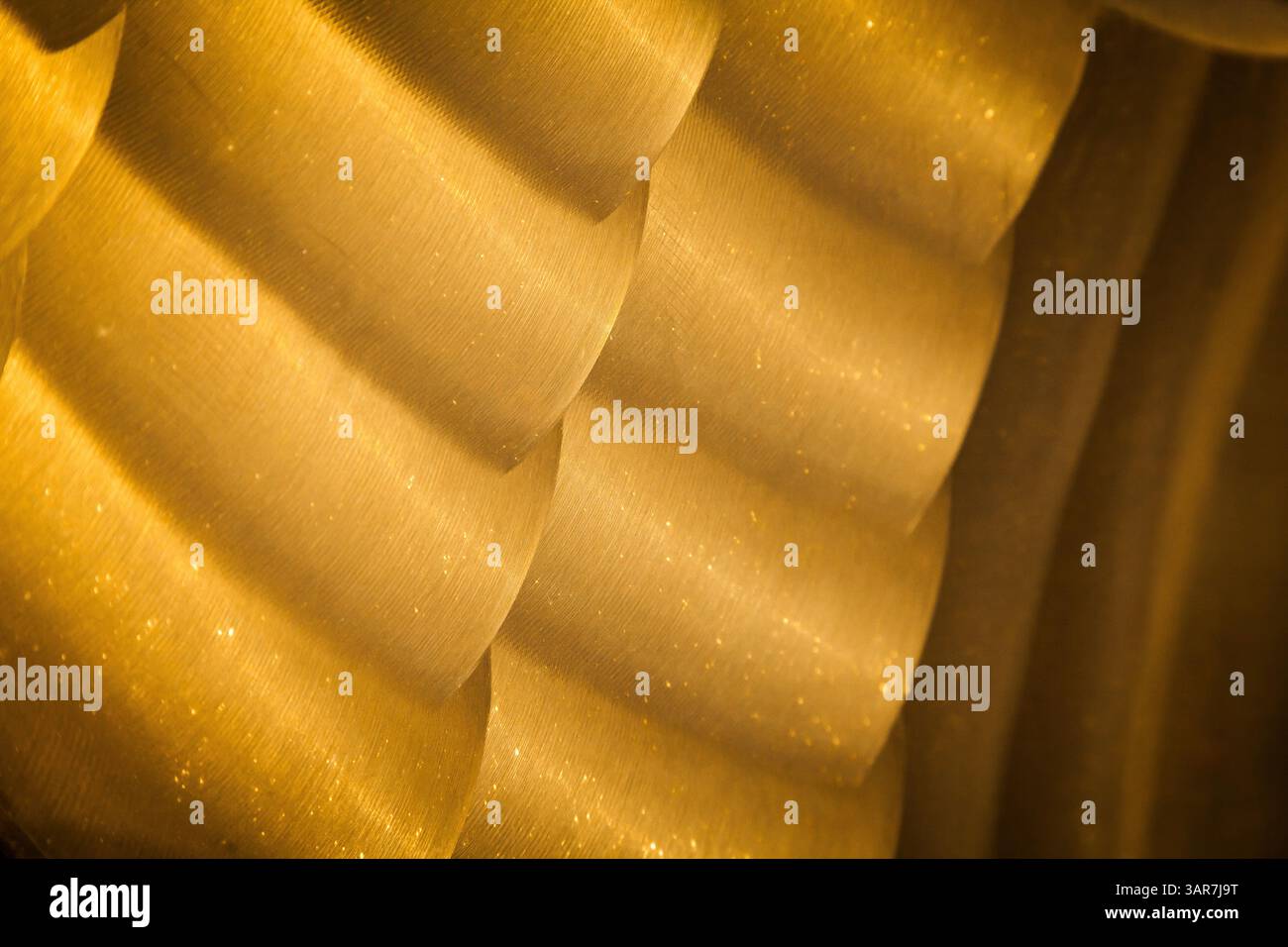 Parte dell'elica di bronzo della nave, primo piano. Nuova texture in bronzo lucido. Superficie non uniforme con trama in bronzo lucido. Foto Stock