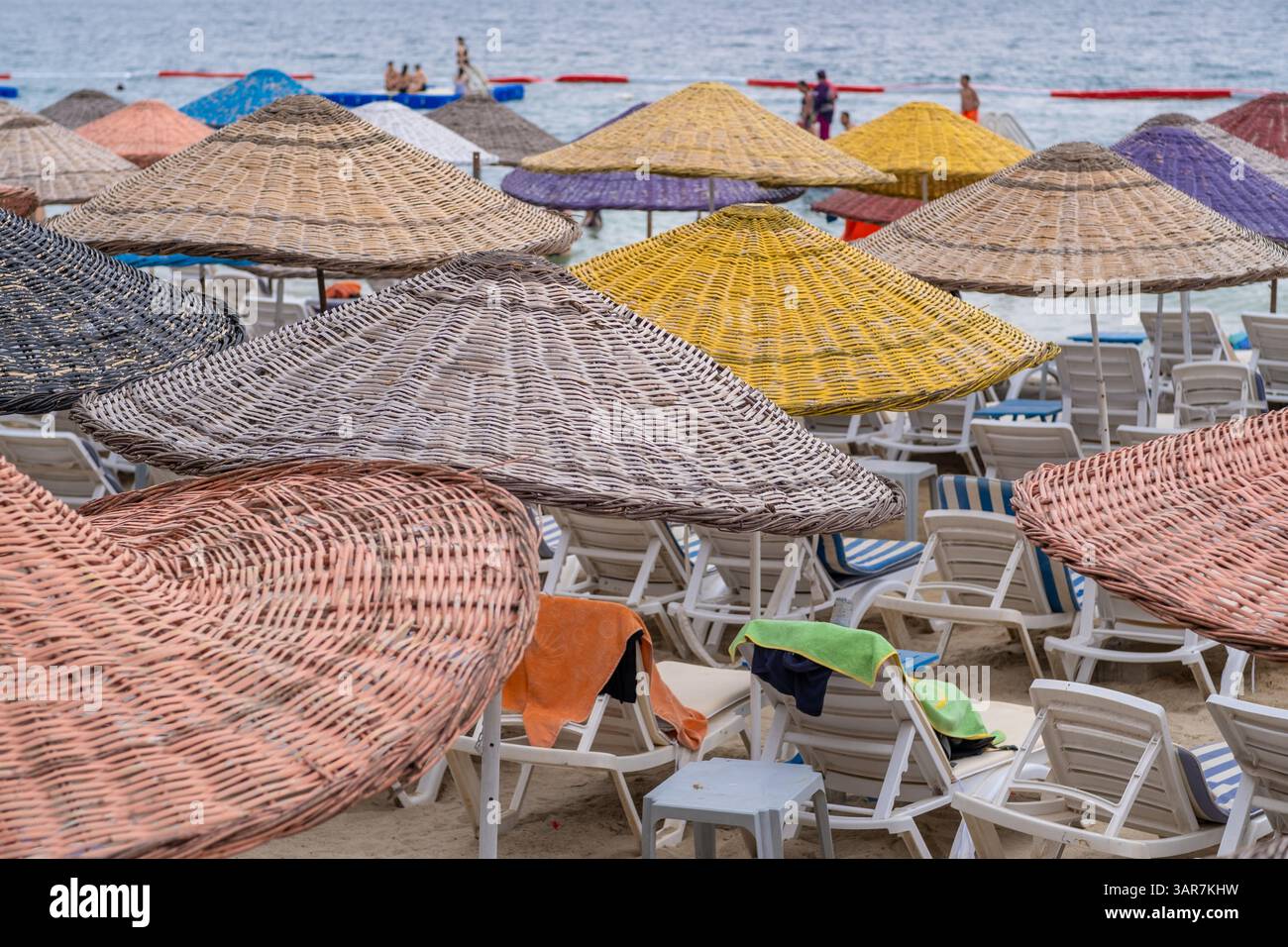 I coloratissimi ombrelloni da spiaggia offrono ombra ai bagnanti delle Isole Prince, mentre i visitatori si godono il litorale soleggiato e le acque tranquille durante l'estate. Foto Stock