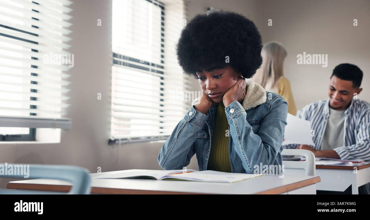 Ragazza, studentessa e stress per l'esame in classe con test fallito, bassa pressione scolastica e di basso livello. Scuola superiore, persona o insoddisfatto di una cattiva valutazione Foto Stock