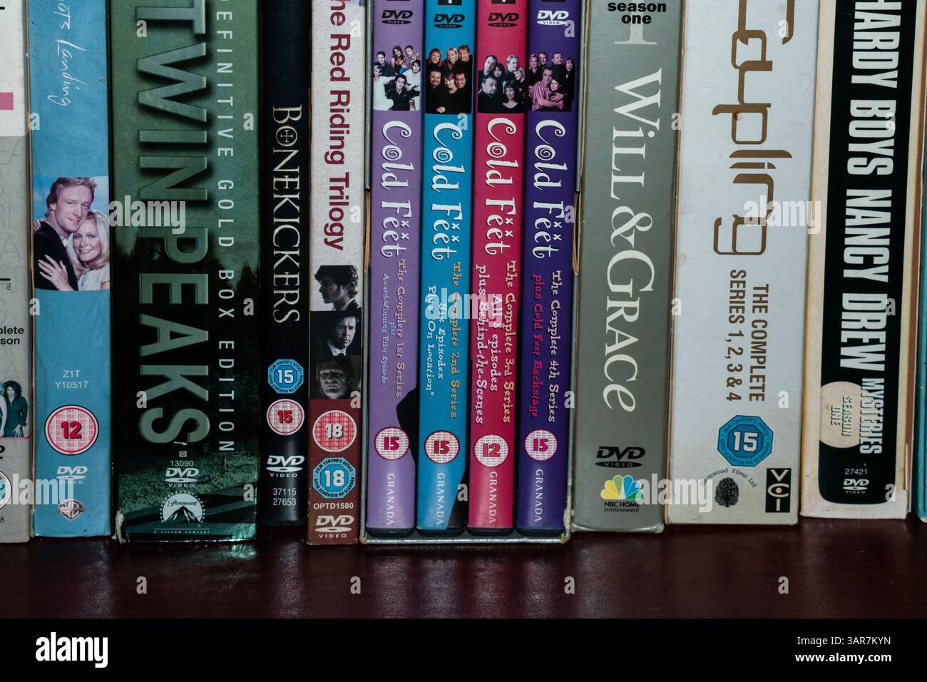 Varie serie di dvd su uno scaffale, Cold Feet; Twin Peaks; Hardy Boys; BoneKickers. Popolare serie tv americana e inglese. Foto Stock