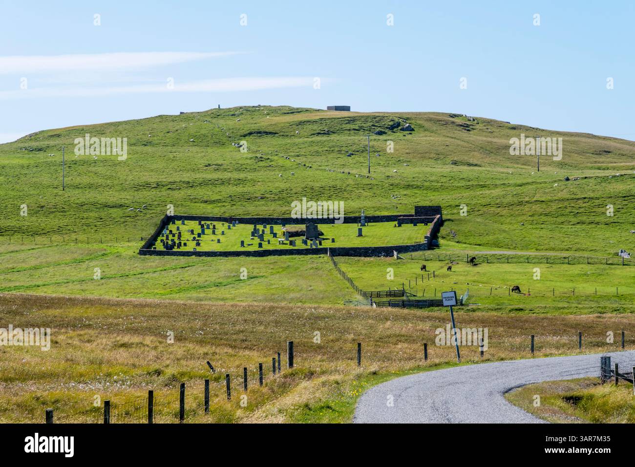 Il remoto Eshaness Old Cemetery o il Cross Kirk Graveyard su una collina a Northmavine, sulle Shetland Mainland. cimitero Foto Stock
