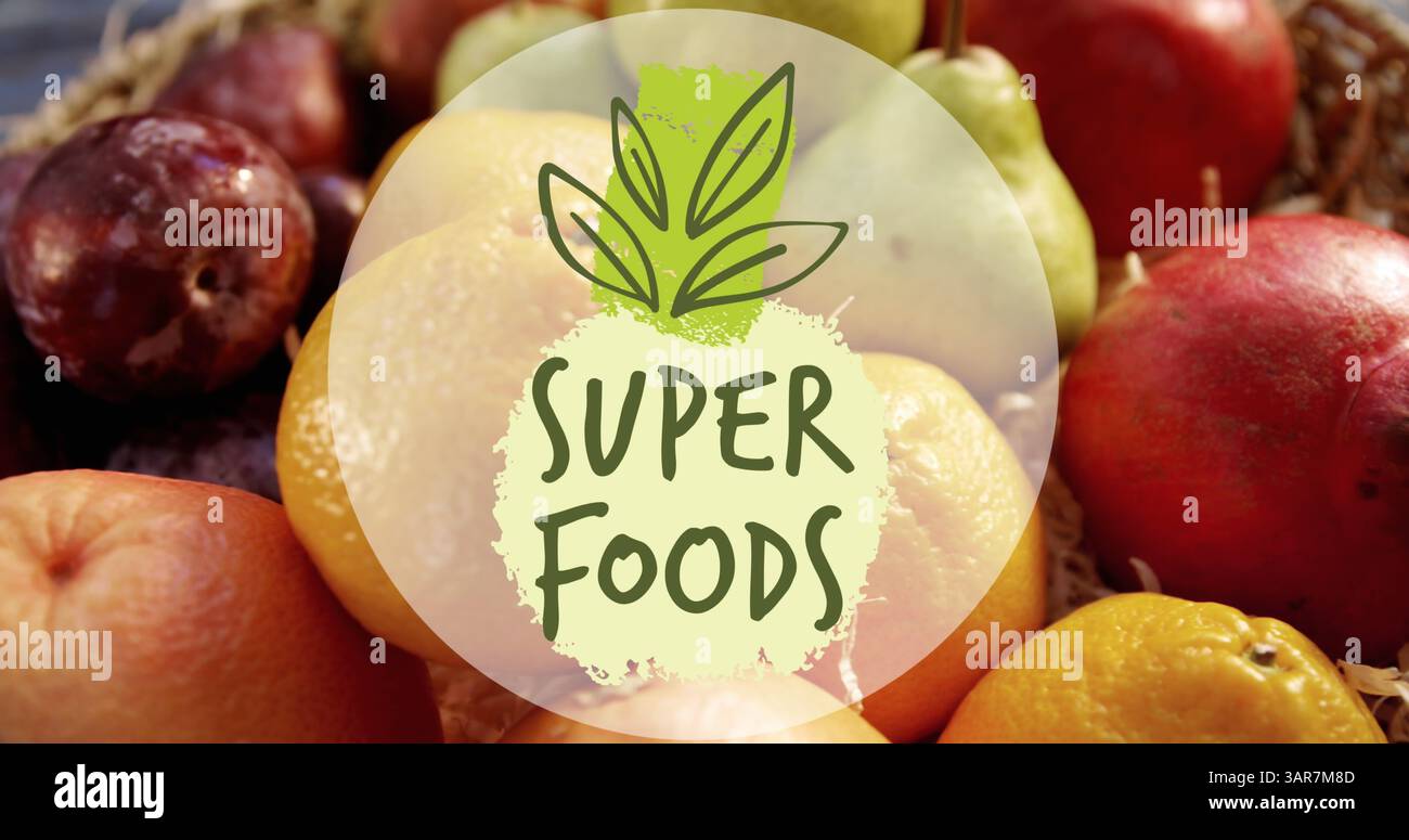 Striscione di testo Super Foods contro primo piano del cestino di frutta Foto Stock