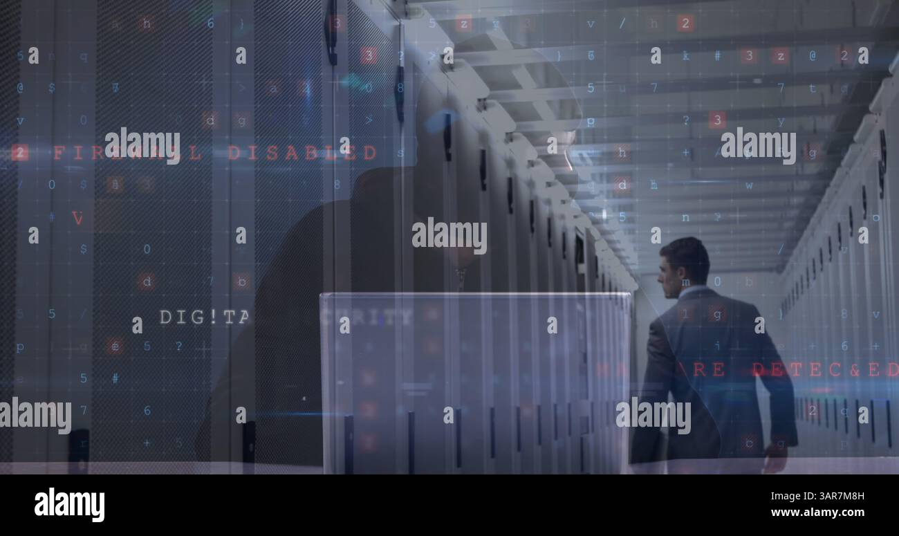 Immagine di un avvertimento di cyber attacco su hacker e uomo caucasico nella sala server Foto Stock