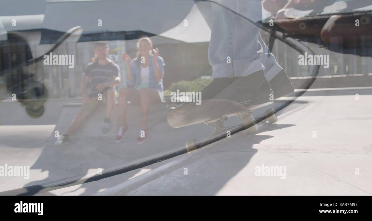 Immagine di skateboard uomo caucasico con coppia caucasica seduta nello skate Park Foto Stock