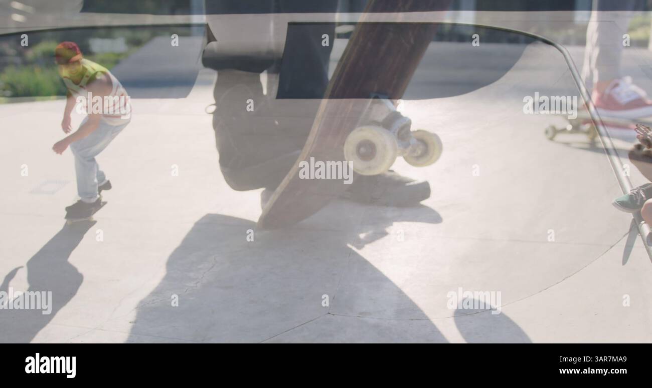 Immagine di gambe di uomo con skateboard sopra skateboard uomo caucasico Foto Stock