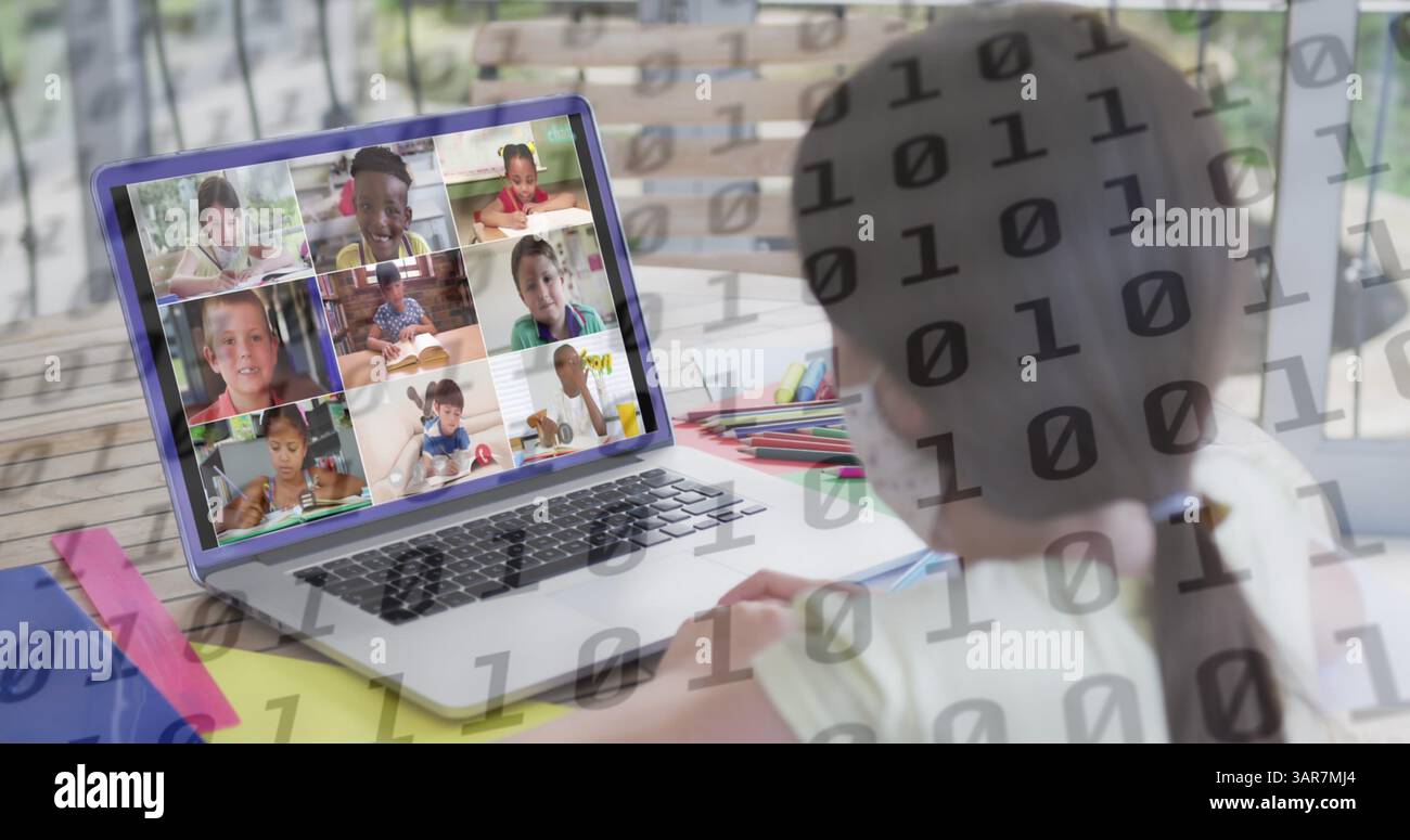 Immagine della codifica binaria su una studentessa che ha chiamato l'immagine della scuola con gli scolari Foto Stock