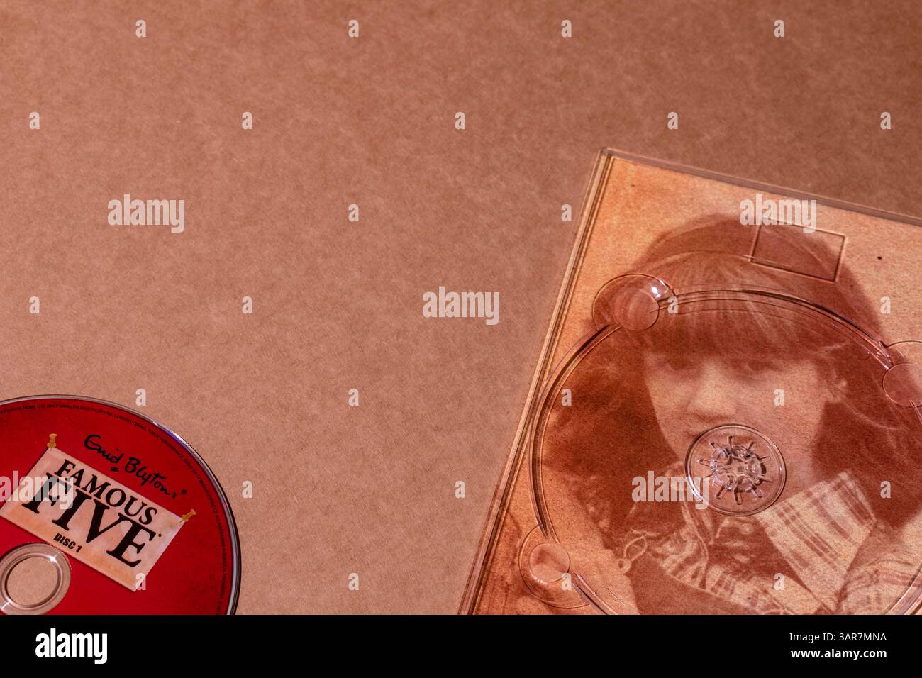 Il famoso DVD a cinque dischi e custodia isolata su cartone Foto Stock