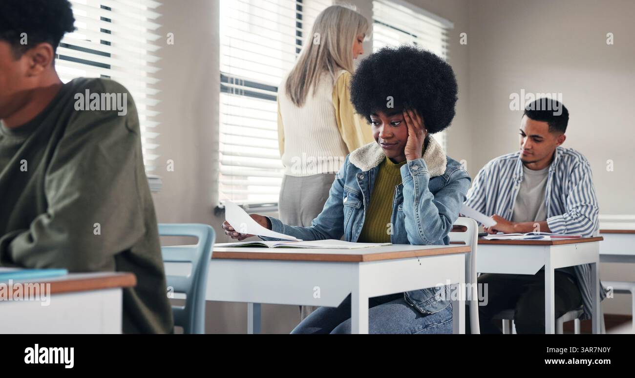 Ragazza, studentessa e frustrata per i risultati dei test in classe con esito negativo dell'esame, basso grado e mal di testa di stress. Scuola superiore, persona e infelice del male Foto Stock