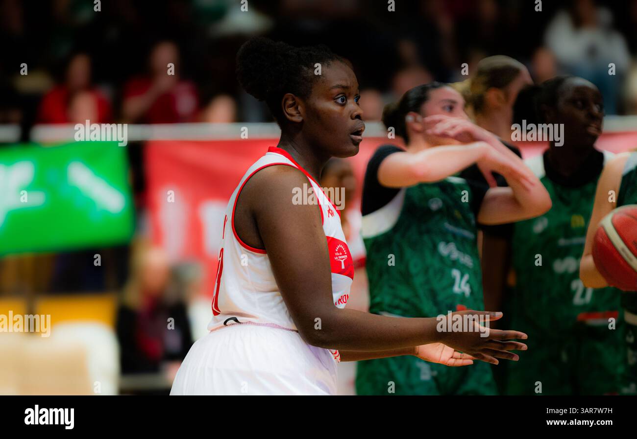 Meylan, Francia. 12 aprile 2025. Parigi, Francia, 16 aprile 2025 Clarance Kongo (13 Meylan) in azione durante la partita dei playoff del Campionato francese di pallacanestro femminile di Lega 2 tra Meylan e Montbrison allo stadio Charlaix di Meylan, Francia (Constance Bugaut/SPP) credito: SPP Sport Press Photo. /Alamy Live News Foto Stock