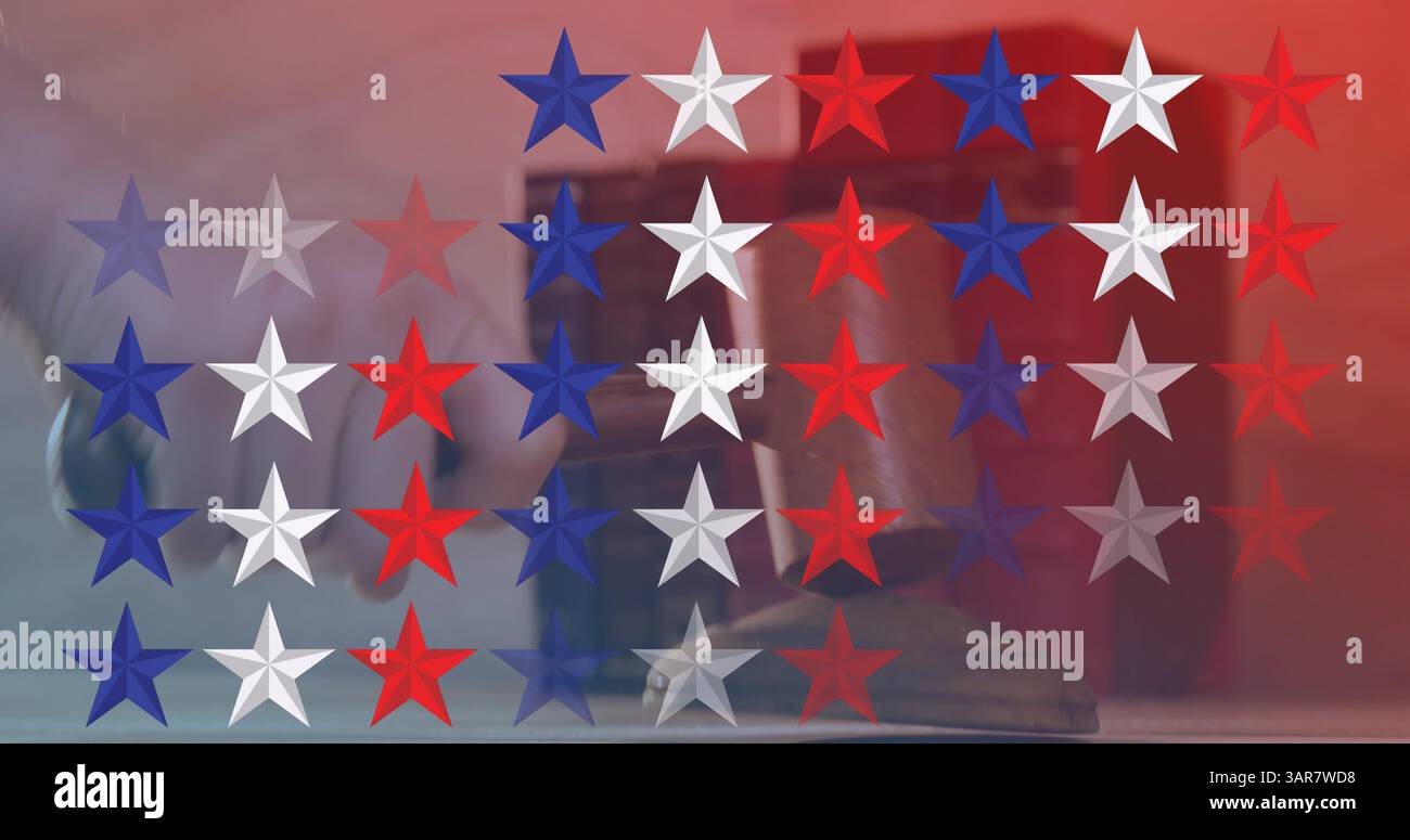 Immagine composita di più icone a stella contro la mano che sbatte un martelletto Foto Stock