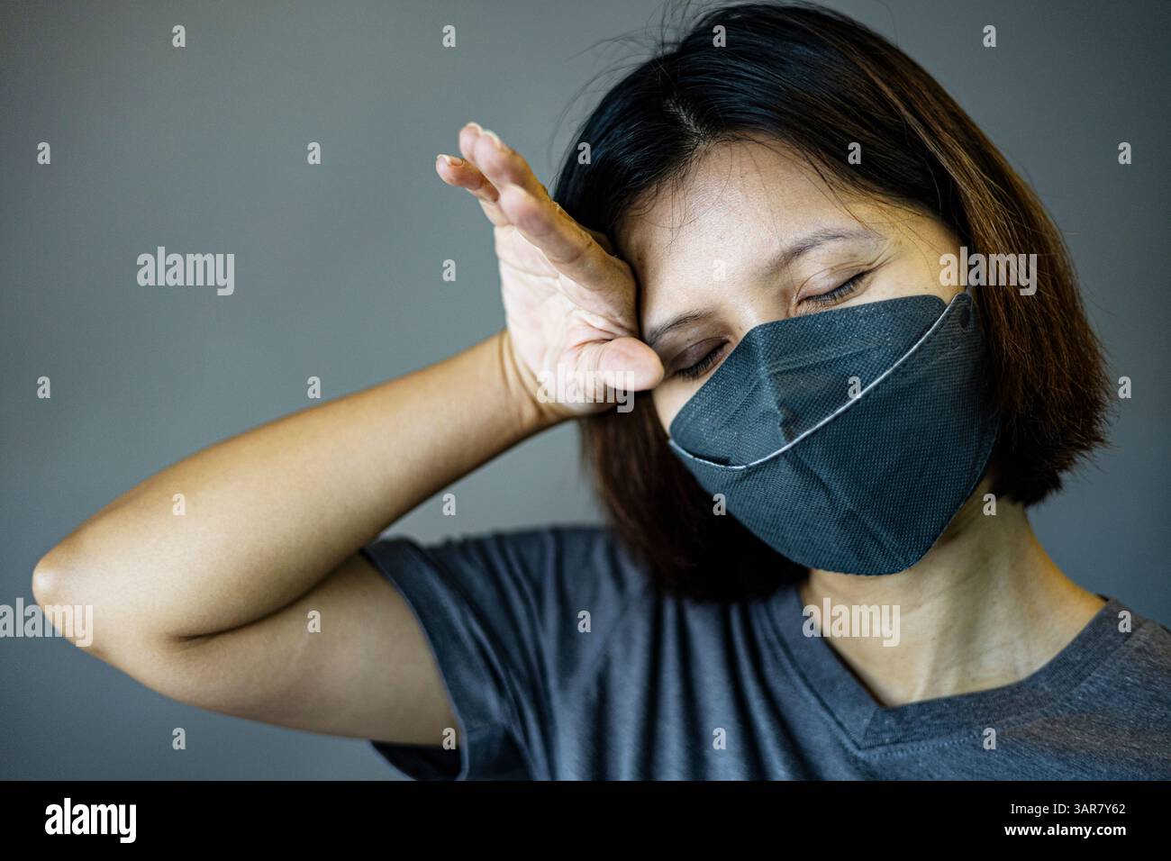 Le donne sono stanche da tutto, sfondo per la pubblicità e carta da parati nella scena del relax e dello stile di vita. Foto Stock