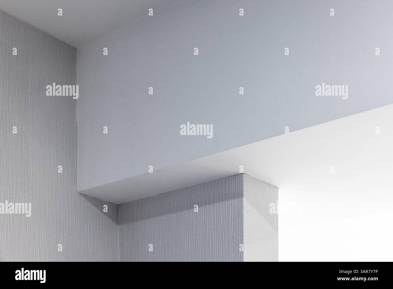 Dettagli architettonici all'interno di un edificio moderno che mostra linee pulite e minimaliste e colori luminosi neutri. Questa immagine raffigura sereno e disinvolto Foto Stock