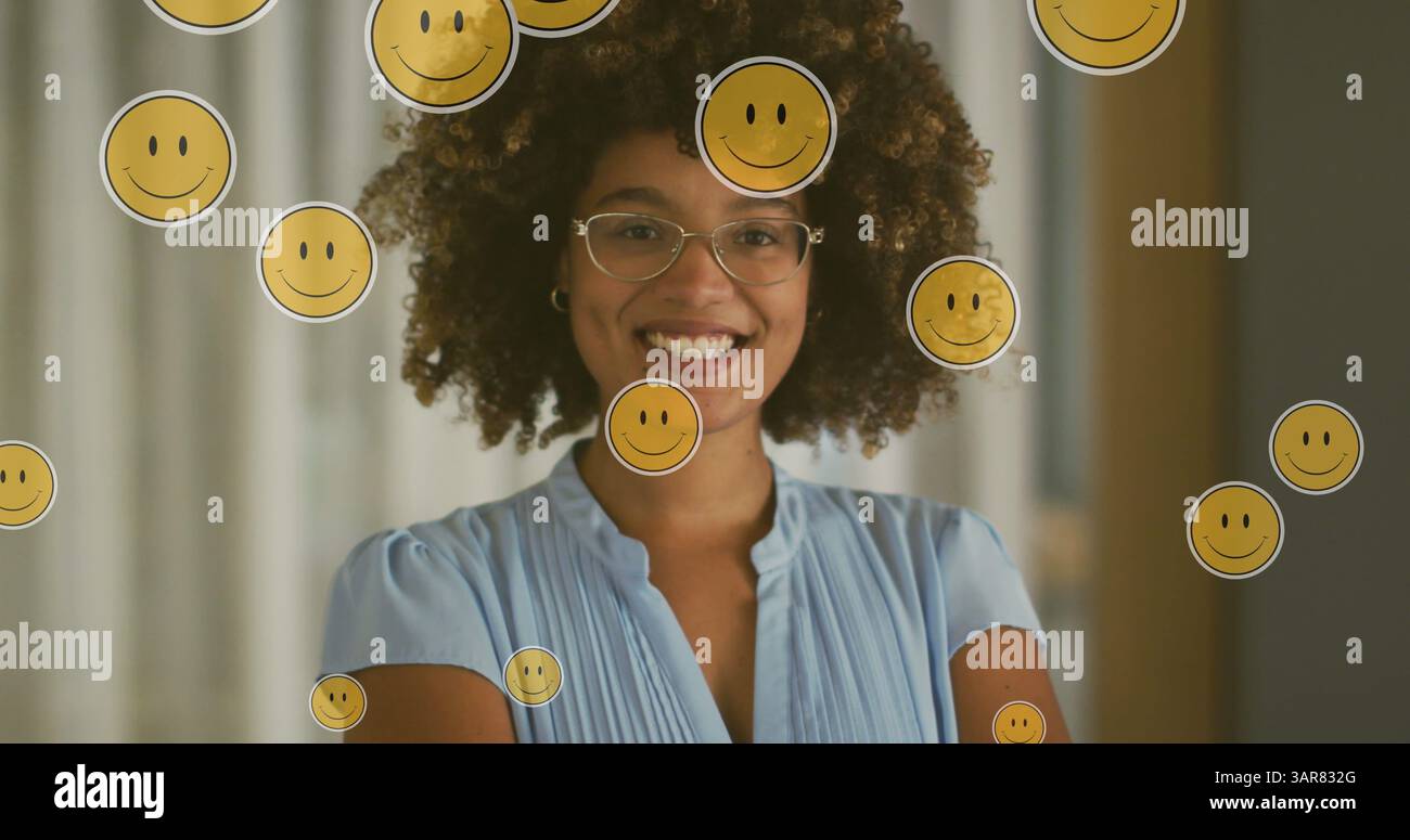 Immagine di icone emoji su una donna birazziale felice Foto Stock