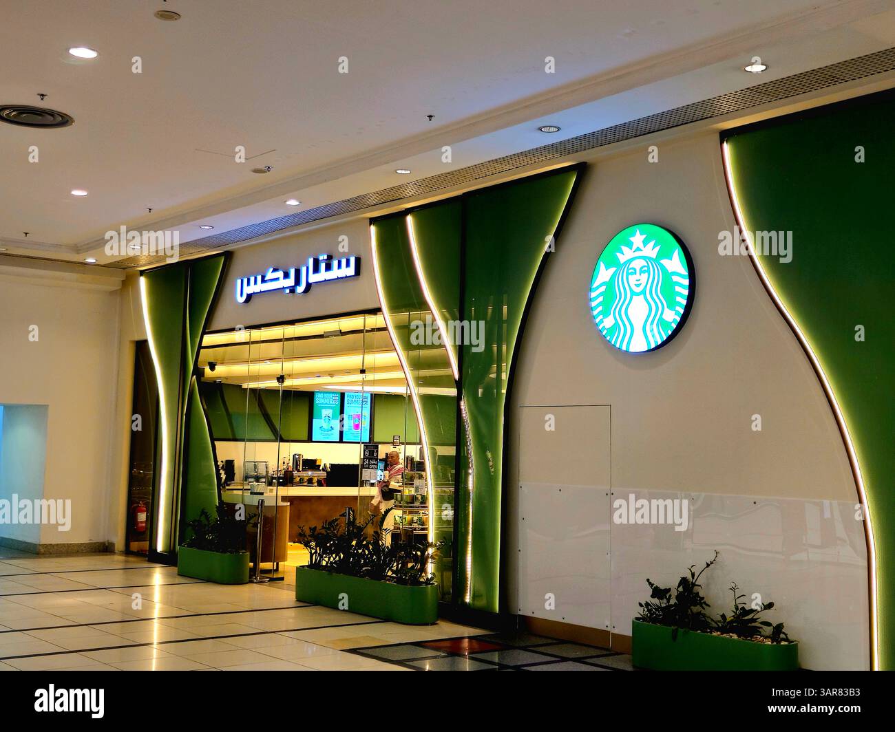 Mecca, Arabia Saudita, 23 giugno 2024: Starbucks in Makkah, Starbucks Corporation è una catena multinazionale americana di caffetterie e riserve di torrefazione Foto Stock