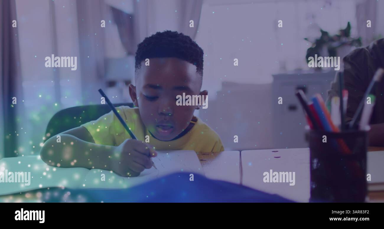 Immagine di luci su un ragazzo afroamericano che fa i compiti Foto Stock