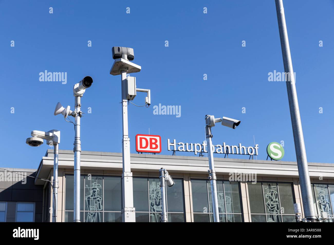 Telecamere di sorveglianza di fronte alla stazione principale, Dortmund, zona della Ruhr, Renania settentrionale-Vestfalia, Germania. Ueberwachungskameras vor dem Hauptbahnhof, do Foto Stock